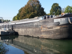 Péniche à l'écluse